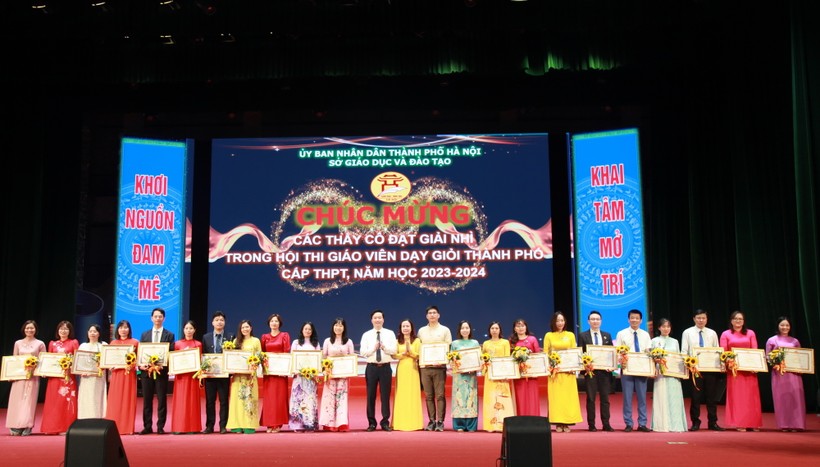 Ban tổ chức tặng giấy khen cho các giáo viên đoạt giải Nhì.