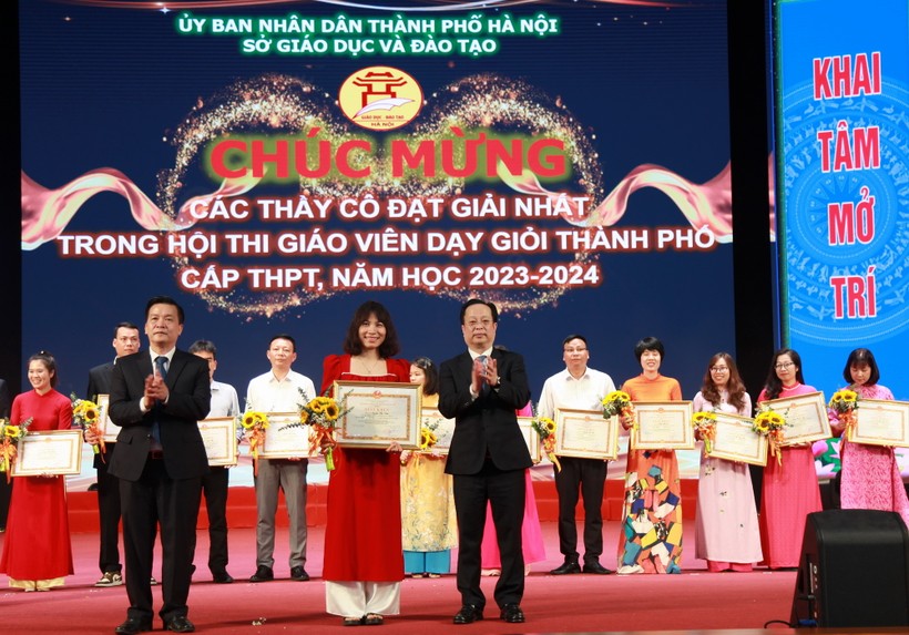 Ban tổ chức trao giấy khen cho các giáo viên đoạt giải Nhất.