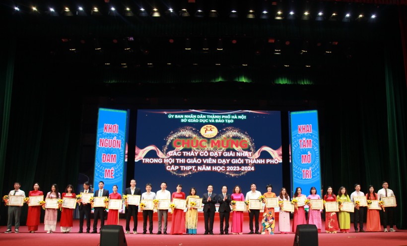 Ban tổ chức tặng giấy khen cho các giáo viên đoạt giải Nhất.