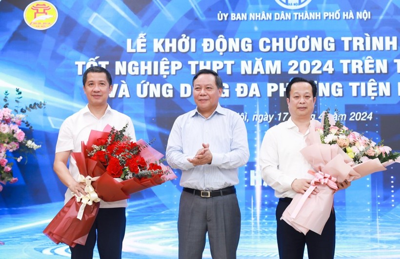 Phó Bí thư Thành ủy Hà Nội Nguyễn Văn Phong chúc mừng sự phối hợp giữa Sở GD&amp;ĐT Hà Nội và Đài Phát thanh Truyền hình Hà Nội