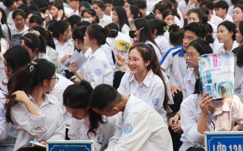 Buổi tư vấn tuyển sinh thu hút sự tham gia của hơn 1000 học sinh cùng nhiều phụ huynh trên địa bàn huyện Phú Xuyên.
