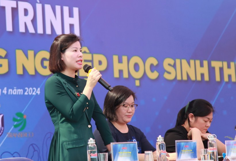 TS Đỗ Thị Vân Dung, giảng viên Trường Đại học Thủ đô Hà Nội giải đáp thắc mắc cho các thí sinh.