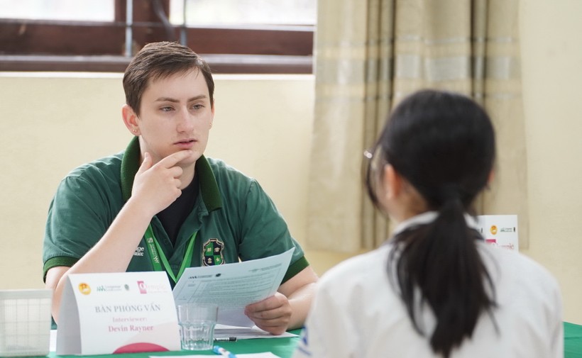 Olympic Tiếng Anh dành cho học sinh Tiểu học và THCS thành phố Hà Nội là cuộc thi duy nhất được thiết kế theo tiêu chuẩn khảo thí quốc tế đánh giá toàn diện 4 kỹ năng Tiếng Anh gồm: Nghe - Nói - Đọc - Viết.