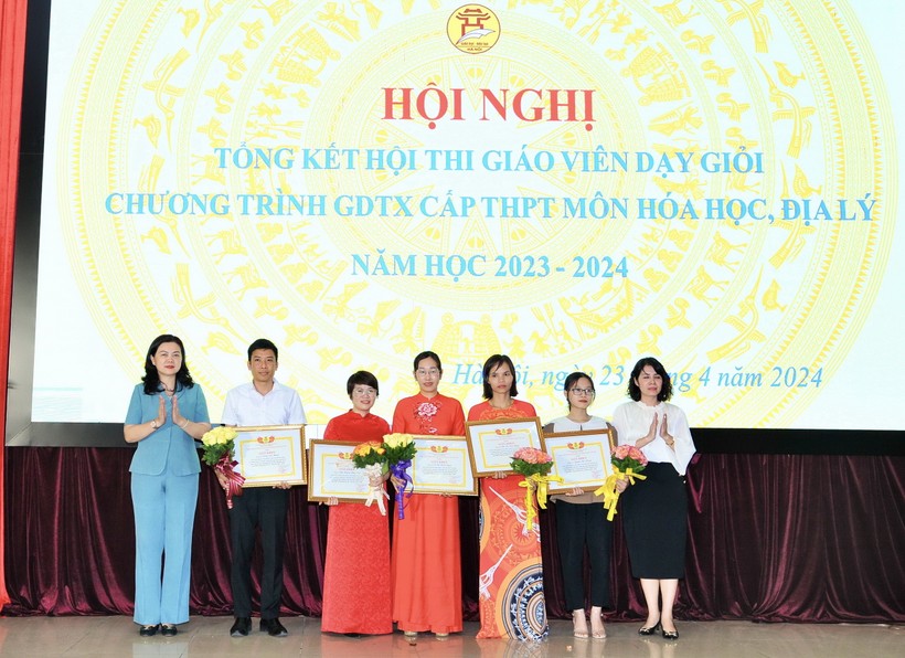 Công đoàn ngành Giáo dục Hà Nội tặng giấy khen cho 5 giáo viên có nhiều nỗ lực vươn lên và đổi mới, sáng tạo trong hội thi.