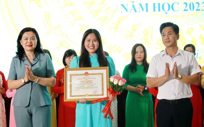 Phó Vụ trưởng Vụ Giáo dục Thường xuyên Nguyễn Xuân Thủy và Phó Giám đốc Sở GD&amp;ĐT Hà Nội Trần Lưu Hoa trao thưởng cho các giáo viên đoạt giải Ba.