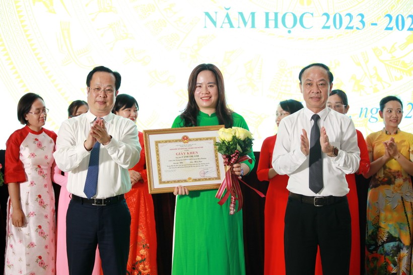 Giám đốc Sở GD&amp;ĐT Hà Nội Trần Thế Cương, Phó Giám đốc Sở GD&amp;ĐT Hà Nội Nguyễn Quang Tuấn trao thưởng cho các giáo viên đoạt giải Nhì.