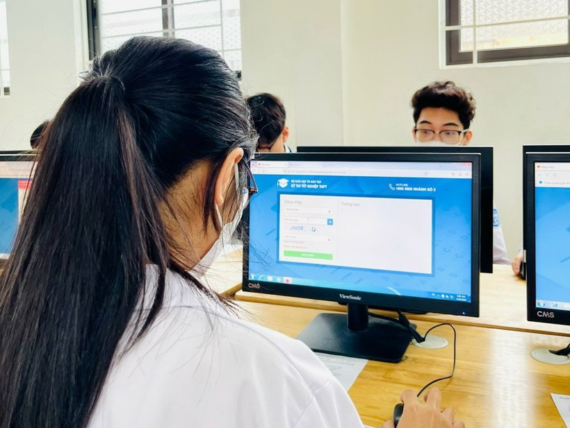 Học sinh Trường THPT Trương Định thử nghiệm đăng ký dự thi tốt nghiệp THPT trực tuyến.