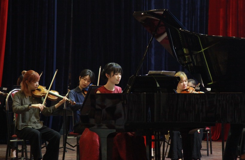 Phần trình diễn bản nhạc Piano Concerto No.23 của dàn nhạc với sự tham gia của em Lê Hà Anh, học sinh lớp 12 Anh 1 Trường THPT chuyên Hà Nội - Amsterdam.