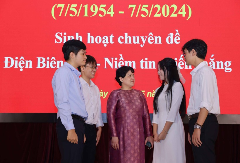 Cô hiệu trưởng Trần Thùy Dương cùng các đảng viên trẻ là học sinh, cựu học sinh trường THPT chuyên Hà Nội - Amsterdam tại buổi sinh hoạt chuyên đề.