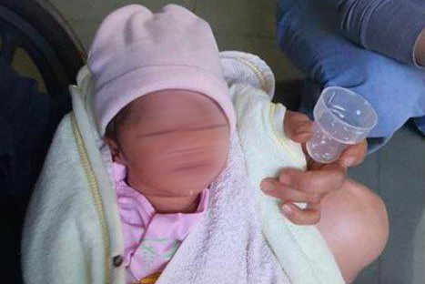Bé gái sơ sinh còn nguyên dây rốn bị bỏ rơi ở tiệm tạp hóa phường Tân Lập, TP.Buôn Ma Thuột (Đắk Lắk). Ảnh: Dân Việt 