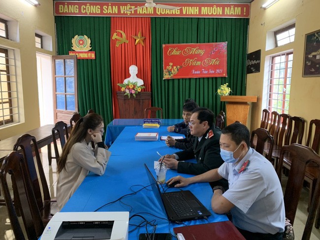 Thanh tra Sở Thông tin và truyền thông tỉnh Thừa Thiên Huế làm việc với chị Phan Nguyễn T.N. Ảnh: Lao động