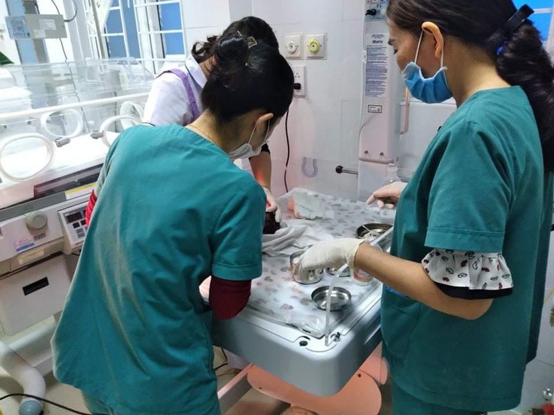 Các y, bác sĩ Bệnh viện Đa khoa khu vực Bắc Quảng Bình đang tích cực điều trị cho bé gái 2 ngày tuổi bị bỏ rơi. Ảnh BV cung cấp.


