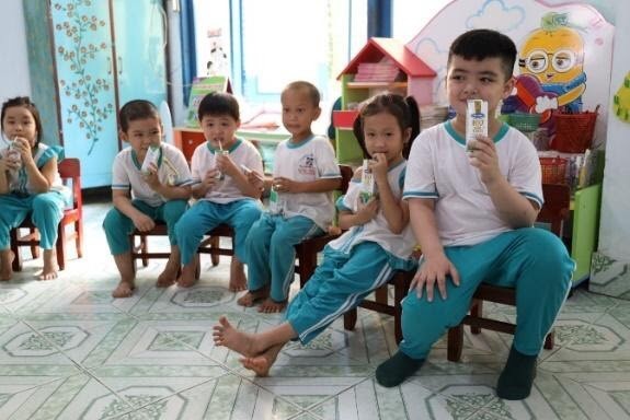 Sau 4 năm đồng hành cùng trẻ em địa phương, Sữa học đường đã trở thành một hoạt động quen thuộc diễn ra hàng tuần của nhiều em học sinh mầm non, tiểu họ