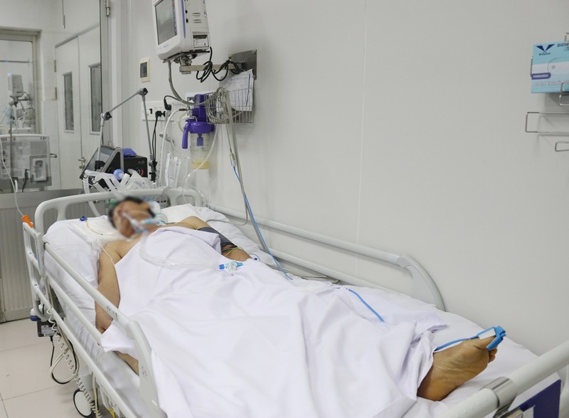 Một bệnh nhân ngộ độc pate Minh Chay đang được điều trị tại Bệnh viện Chợ Rẫy. Ảnh: PLO