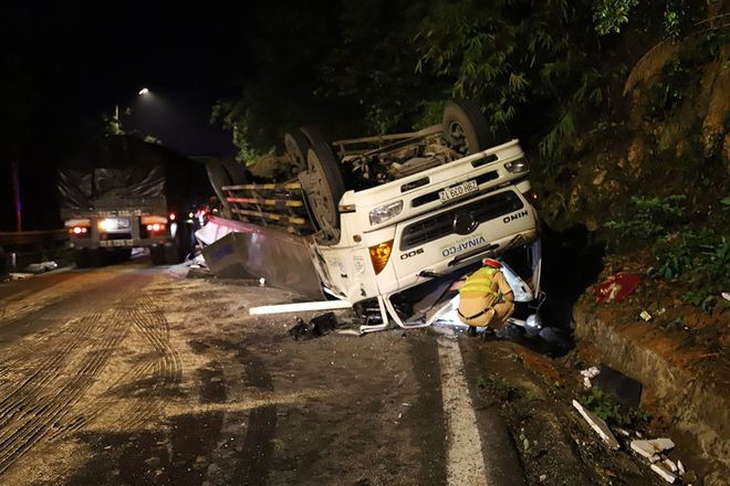 Hiện trường vụ tai nạn trên đèo Bảo Lộc khiến 2 nữ sinh tử vong thương tâm. Ảnh: Thanh niên