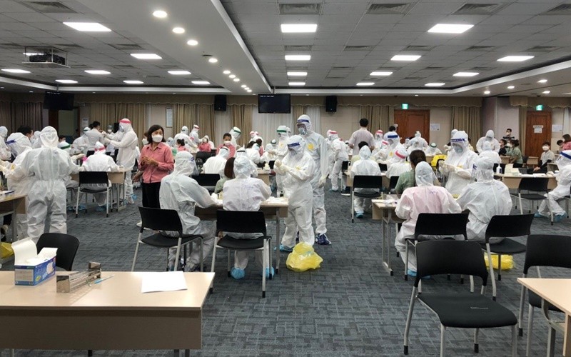 Nhân viên y tế lấy mẫu xét nghiệm tại nhà máy Samsung Bắc Ninh. Ảnh: Báo Nhân dân