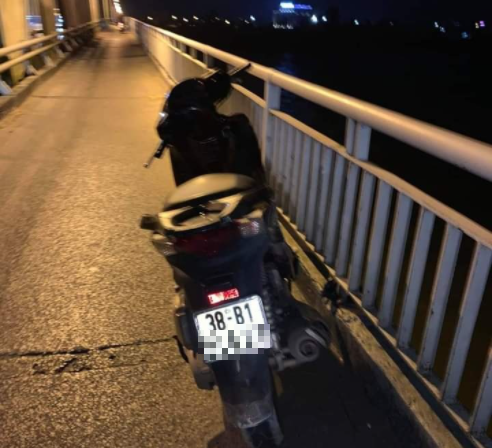 Thầy T. để lại xe máy trên cầu Bến Thủy, nghi nhảy sông tự tử. Ảnh: NLĐ
