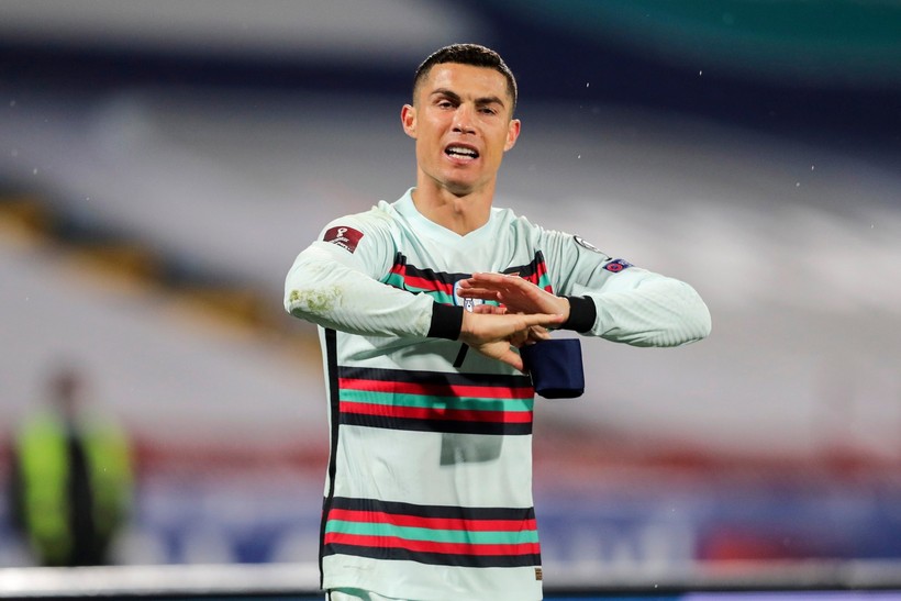 Nhiều bình luận trên mạng xã hội "ném đá tơi tả" Ronaldo khi quăng băng thủ quân Bồ Đào Nha xuống đất.