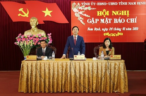 Phó Bí thư thường trực tỉnh ủy, Chủ tịch HĐND tỉnh Nam Định Trần Văn Chung thông tin tại buổi gặp mặt 