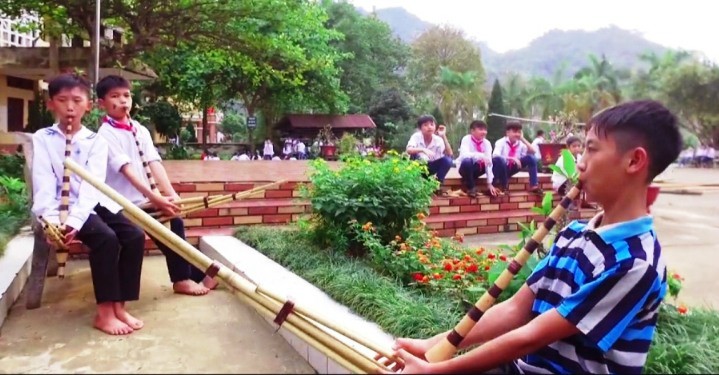 Tại Vị Xuyên các em học sinh được dạy thổi, múa các bài khèn truyền thống