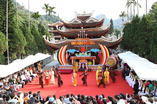 Nhiều tiết mục văn nghệ thể hiện lòng yêu nước, truyền thống dân tộc được các nghệ sĩ biểu diễn tại Lễ hội (Ảnh: Đăng Chung).