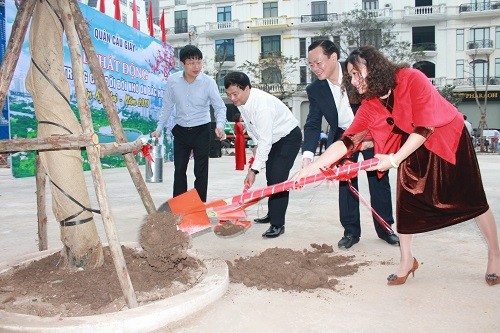 Lãnh đạo quận Cầu Giấy phát động và tham gia trồng cây tại vườn hoa cây xanh ô đất D21 phường Dịch Vọng Hậu.