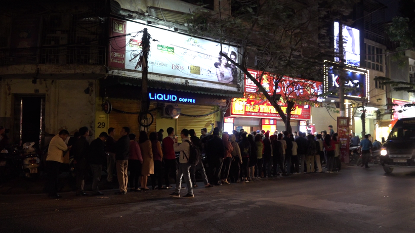 Người dân Thủ đô xếp hàng bắt đầu từ 4h sáng tại cửa hàng vàng lớn trên phố Trần Nhân Tông