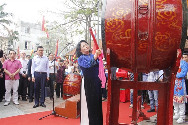 Phó Chủ tịch nước Đặng Thị Ngọc Thịnh đã đánh trống khai hội.