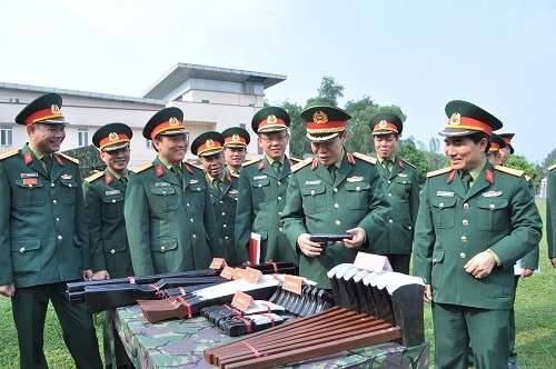 Đồng chí Trung tướng Nguyễn Thế Kết, Phó Bí thư Thường trực Đảng ủy, Chính ủy Bộ Tư lệnh Thủ đô Hà Nội kiểm tra mô hình học cụ huấn luyện tại Trường Quân sự.
