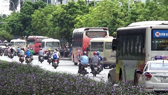 Nhiều xe khách dừng đón trả khách trên đường Phạm Hùng trước khu vực bến xe Mỹ Đình