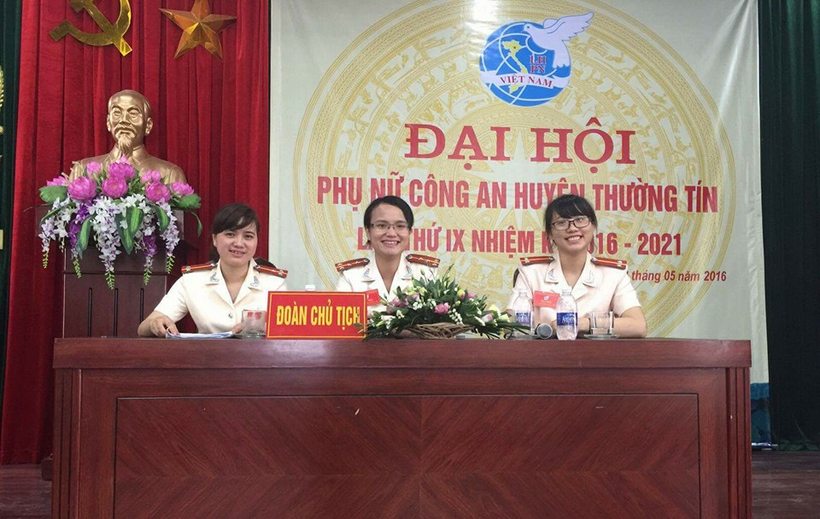 Thiếu tá Phan Thanh Xuân (ngồi giữa) luôn xác định phải cố gắng, kiên cường và gương mẫu trong thực hiện nhiệm vụ.  