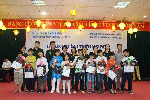 CBCS Cục Tài chính (Bộ Quốc phòng) và lãnh đạo phường Đồng Xuân (quận Hoàn Kiếm, TP. Hà Nội) trao quà cho các em học sinh trường PTCS Nguyễn Đình Chiểu.