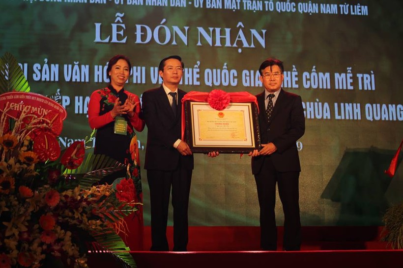 Phó Cục trưởng Cục Di sản, Bộ VH-TT&DL Nông Quốc Thành trao bằng công nhận Di sản văn hóa phi vật thể Quốc gia nghề Cốm Mễ Trì cho đại diện quận Nam Từ Liêm.