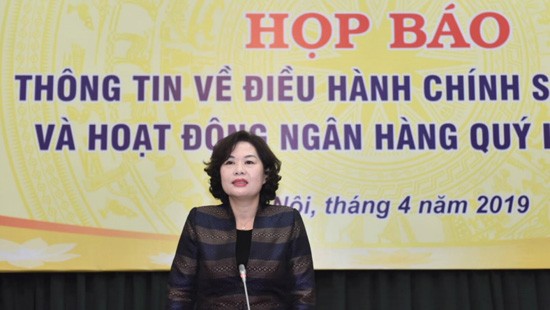 Phó Thống đốc NHN Nguyễn Thị Hồng thông tin tại buổi họp báo.
