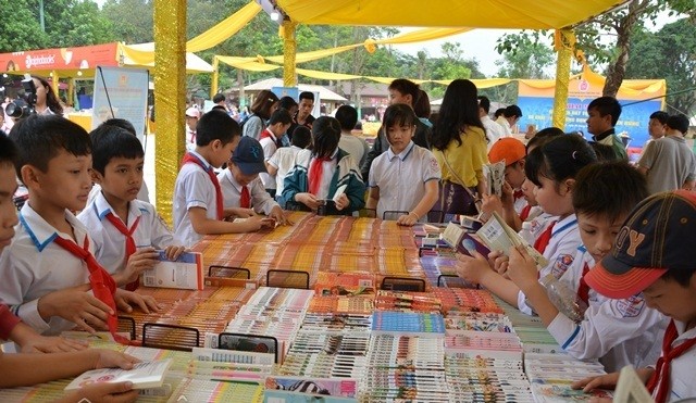 Hội sách ngoài việc giới thiệu các cuốn sách hay, ý nghĩa còn là dịp quyên góp sách để ủng hộ các trường học khó khăn, ở vùng sâu, vùng xa trong tỉnh Phú Thọ. 