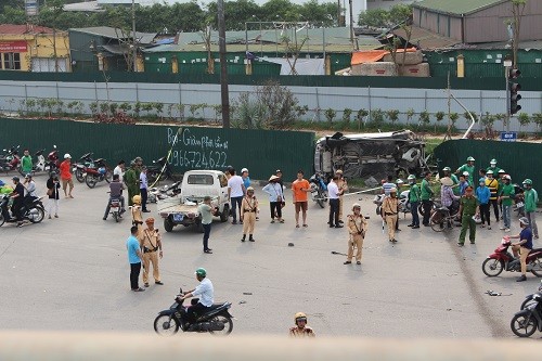 Vụ tai nạn nghiêm trọng xảy ra vào khoảng hơn 8h sáng nay (9-4) tại gầm cầu vượt Mai Dịch (quận Cầu Giấy, Hà Nội).