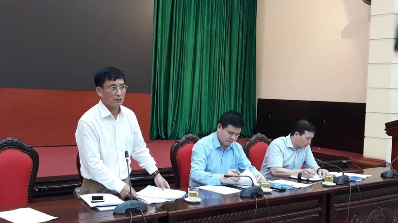 Ông Trần Công Thành, Phó Chủ tịch UBND huyện Phú Xuyên thông tin tại buổi giao ban báo chí.
