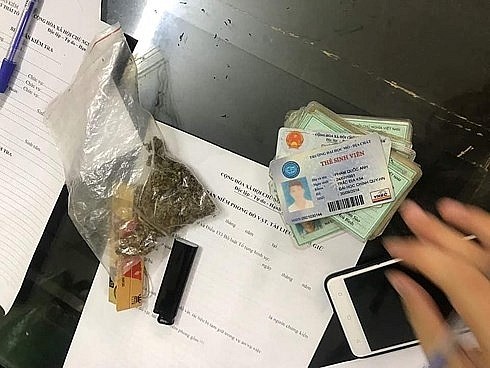 Nhiều giấy tờ và ma túy trên người tên trộm xe tại phố Tràng Tiền.