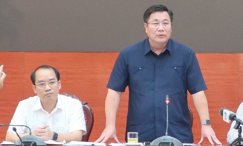 Chủ tịch UBND quận Hoàng Mai - Nguyễn Quang Hiếu thông tin tại buổi giao ban báo chí chiều 23/4.