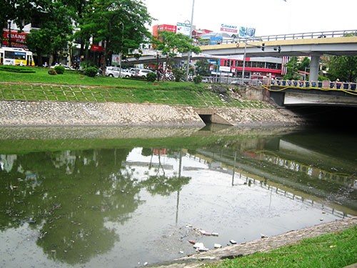  Ô nhiễm ở sông Tô Lịch, Hà Nội.