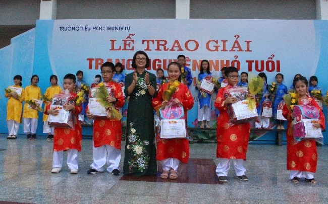 Cô Ngô Phi Khanh - Bí thư chi bộ, Hiệu trường Trường TH Trung Tự chúc mừng các em học sinh đạt giải Trạng Nguyên năm học 2018 - 2019. 