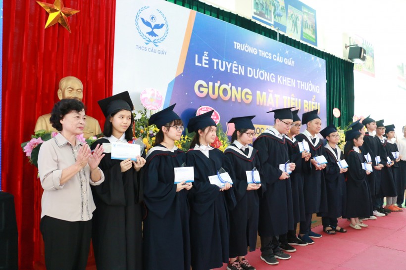 Trường THCS Cầu Giấy lần đầu tiên đạt 8 Huy chương trong cuộc thi Toán Hà Nội mở rộng, trong đó có 4 huy chương Vàng, 3 huy chương Bạc và 1 huy chương Đồng.