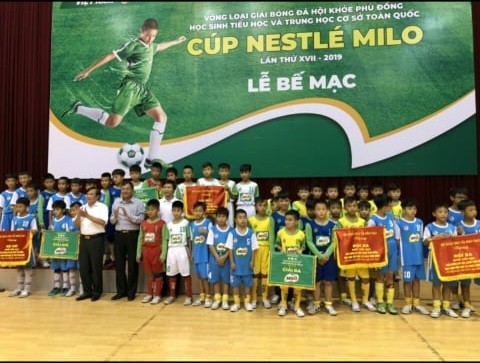 Ban tổ chức trao giải cho các đội bóng tham dự Cúp Nestle Milo lần thứ XVII năm 2019 - khu vực I,
