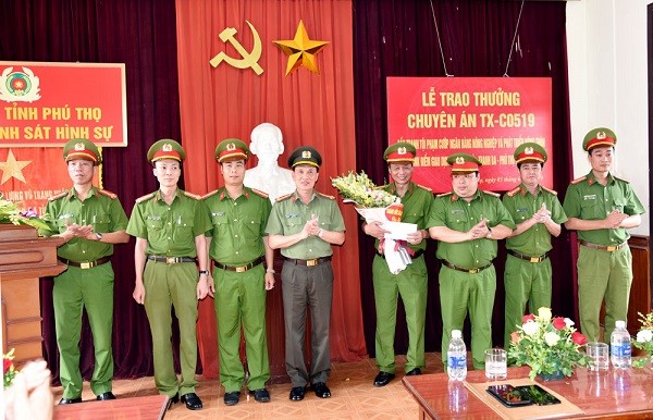 Công an tỉnh Phú Thọ tổ chức thưởng nóng cho các thành viên tham gia Ban chuyên án vì đã có thành tích xuất sắc.