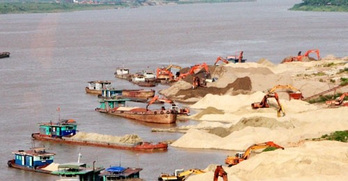 Hà Nội xử lý nghiêm các bến bãi tập kết VLXD ven sông trước mùa mưa lũ.