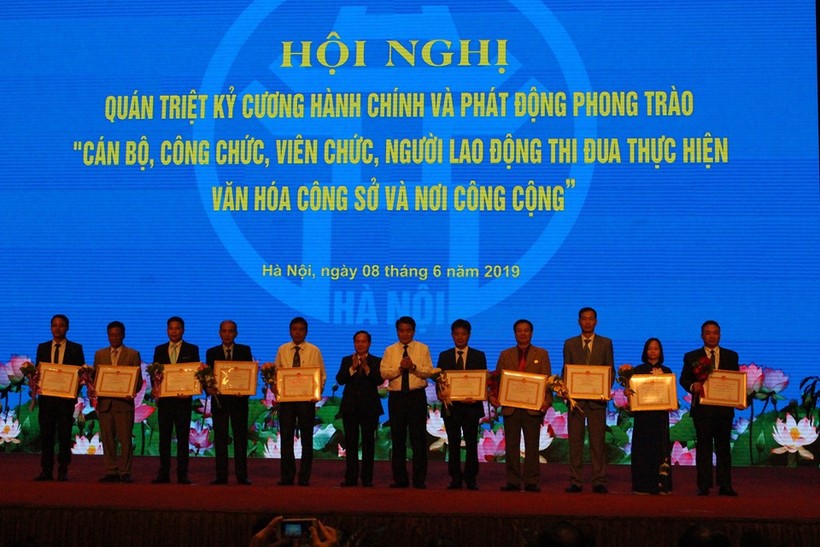 Tại Hội nghị, 10 tập thể và 10 cá nhân tiêu biểu được UBND thành phố Hà Nội tặng Bằng khen.