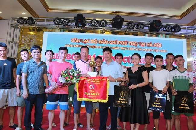 Chủ tịch CLB báo chí Phú Thọ tại Hà Nội Nguyễn Thanh Hải (bên phải) và Phó Trưởng Ban Tuyên giáo tỉnh ủy Phú Thọ Phạm Lam Hồng trao cúp và cờ lưu niệm cho đội vô địch giải bóng.