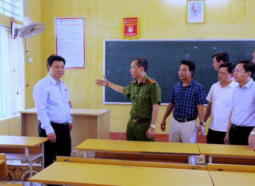 Thứ trưởng Bộ GD&ĐT Nguyễn Hữu Độ kiểm tra công tác chuẩn bị CSVC tại điểm thi Trường THPT Đoan Hùng. 