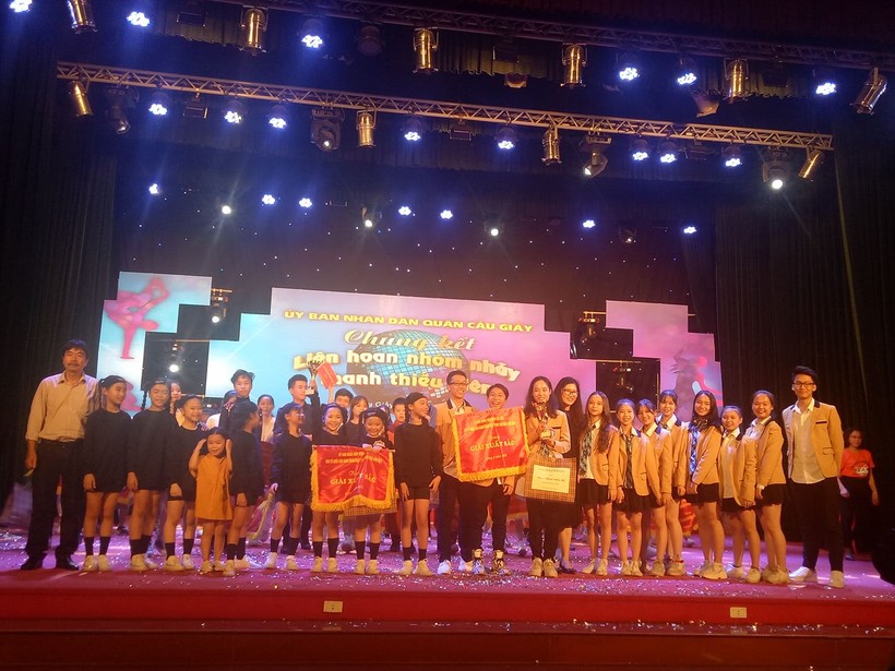 Nhóm nhảy Thủy triều đỏ (Học viện Múa Việt Nam) và nhóm Sao tuổi thơ của CLB Nghệ thuật Sao tuổi thơ đã đạt giải xuất sắc.