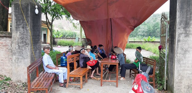 Trước đó, nhiều người dân tại xã Hồng Kỳ và Nam Sơn (huyện Sóc Sơn) bắt đầu chặn lối vào Khu liên hiệp xử lý rác thải Nam Sơn. 
